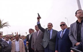 محافظ أسيوط المصرية يعلق على إطلاقه الرصاص