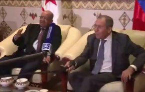 بالفيديو: لافروف يصافح 