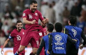 شاهد.. جمهور الإمارات يضربون لاعبي منتخب قطر بالاحذية!