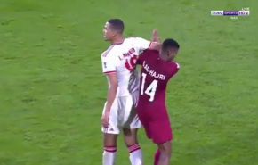 بالفيديو.. شاهد لحظة قيام لاعب الامارات بضرب اللاعب القطري
