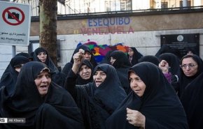 سفارة فنزويلا في طهران تشهد تجمعا طلابيا احتجاجا على التدخّل الاميركي