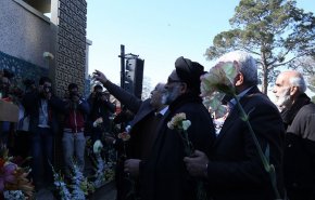جایگاه جلوس امام راحل در بهشت زهرا گلباران شد