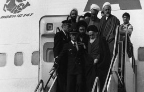 عودة الامام الخميني (قدس سره) لايران بعد 14 عاما في المنفى