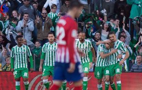 بيتيس يسدي خدمة لبرشلونة وريال يقترب من أتلتيكو 