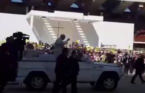 شاهد/البابا فرنسيس يفاجئ حراسه والسبب.. طفلة