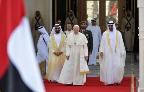 البابا يثير الجدل بازدواجيته.. يدين العدوان ويزور المعتدي في بيته!
