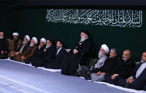 ايران تتوشح بالسواد وقائد الثورة يشارك في هذا العزاء