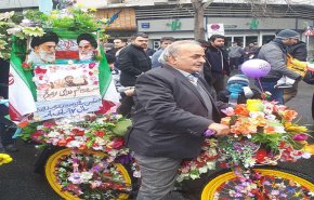 انظر بالصورة تقليعة جديدة في الاحتفال بانتصار الثورة
