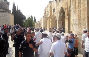 140 مستوطنا وعنصر مخابرات يقتحمون الأقصى