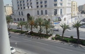 صورة/قطر تزيل اسم السعودية من لوحات المرور الإرشادية 