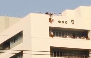 طفلة تايلاندية لباسها تحول إلى طوق نجاتها