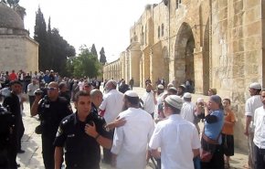  المستوطنون الصهاينة يقتحمون باحات الأقصى