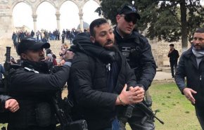 مقاومة جديدة لفلسطينيين بالمسجد القصى.. شاهد الفيديو