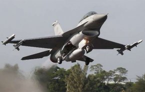 تحطم مقاتلة يابانية F-2 وسقوطها في البحر