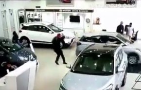 شاهد ماذا فعلت فتاة خلال تجربة سيارتها الأولى