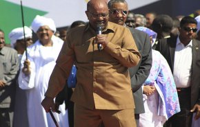ماذا ينتظر السودان بعد حل الحكومة وعزم البشير على التخلي عن السلطة؟