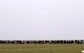 أتباع 'داعش' وضحاياها يفرون من أنقاض 'الخلافة' بسوريا