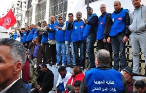 آلاف الأمنيين يتظاهرون أمام قصر الحكومة التونسية