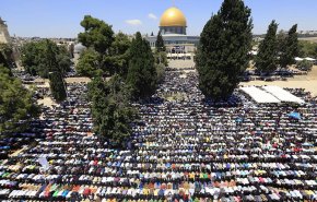 أكثر من 30 ألف أدوا صلاة الجمعة في المسجد الأقصى ومصلى الرحمة

