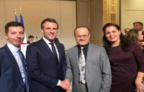 شاهدبالفيديو..ماكرون يكرم طبيبا سوريا أنقذ حياة فرنسي 