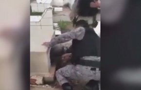 برازيلي يدخل الى قبر ابيه وتضطر الشرطة لإخراجه