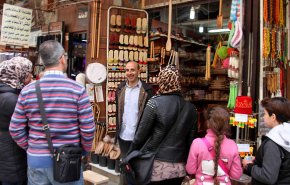 سوري قدم لخطيبته هدية نادرة بعيد المرأة.. حق لا تعلمه الزوجة!
