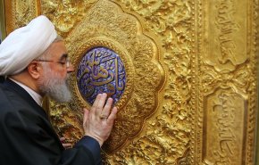 بالصور.. روحاني يؤدي الصلاة بالعتبات المقدسة في كربلاء المقدسة