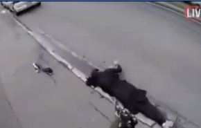 فيديو مروّع، ما فعله سفاح نيوزيلندا بأمراة مسلمة كانت تستغيث+18