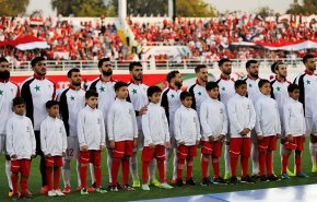 شاهد: طفلة عراقية تعترض حافلة المنتخب السوري !