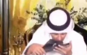 مقدم برامج إماراتي يقبل نعلا لمحمد بن زايد ويثير السخط
