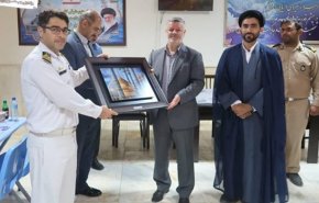 قائد البحرية الايرانية يتفقد قاعدة بحرية عند الحدود مع باكستان