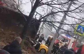 بالفيديو.. شاحنة تسحق سيارة وتقتل من فيها!