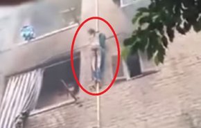 شاهد..شاب مصري بقدرات خارقة ينقذ 3 أطفال من حريق هائل