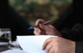 بالصورة .. طفلة لبنانية تخاطب السيد نصرالله: خوذ اموالي و جيب صاروخ !