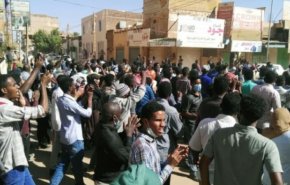 بالفيديو.. المتظاهرون يباغتون البشير