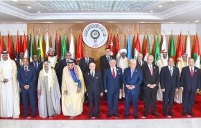 الصورة الوحيدة التي اجتمع فيها القادة العرب في قمة تونس
