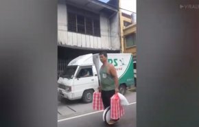 عامل دليفري يبهر الإنترنت بطريقة توصيله الطلبات