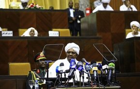  البشير يتعهد بقرارت جديدة خلال أيام لتجاوز الأزمة بالسودان