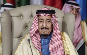 شاهد ..الكاميرات تلتقط لحظة انسحاب الملك سلمان من قمة تونس!