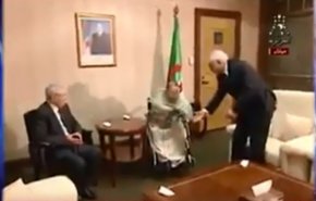 شاهد.. لحظة تقديم بوتفليقة استقالته