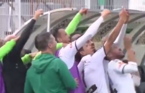 شاهد.. انشغال لاعبي فريق مغربي بالتقاط 
