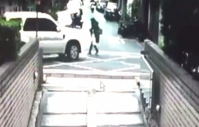حادث مروع.. شاهد لحظة سحق امرأة تحت عجلات سيارة