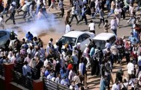 متظاهرون سودانيون يغلقون شارع الملك نمر والشرطة ترد