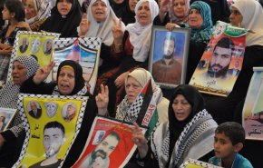بالفيديو.. اهالي الاسرى الفلسطينيين يتضامنون مع ابنائهم 