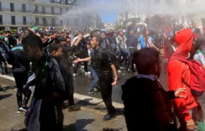 الجيش الجزائري يتهم أطرافا أجنبية بالضلوع في زعزعة البلاد
