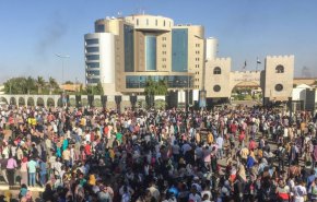 البشير يسلم جميع سلطاته الى لجنة عسكرية