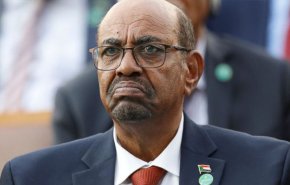 شاهد بالفيديو أول سفارة سودانية تزيل صورة البشير في هذه الدولة العربية 
