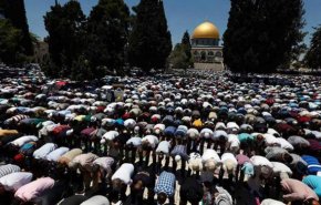 50 ألفًا يؤدون الجمعة في الأقصى رغم تشديدات الإحتلال