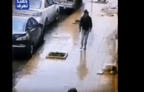 شاهد فيديو صادم: لحظة سقوط لوح حجر على رأس شاب