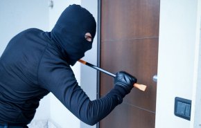 شاهد كيف ينقذ 'أشجع رجل في الصين' امرأة من عصابة لصوص